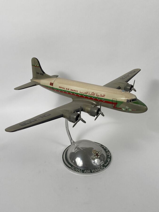 Douglas DC4 Royal Air Maroc CN-CCB au 1/50ème, bois et métal peint, réalisé par…