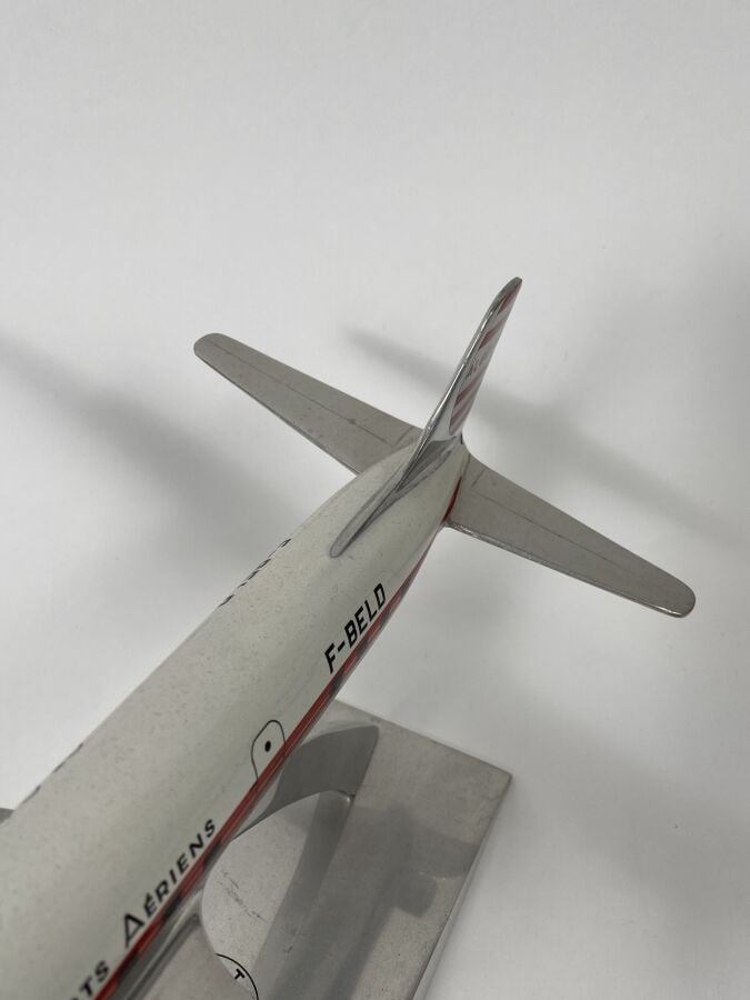Douglas DC6 CGTA Air Algérie F-BELD au 1/84ème en aluminium peint présenté sur…