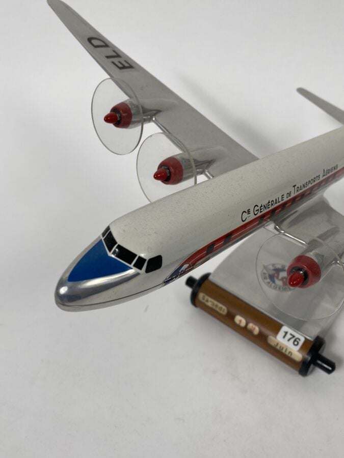 Douglas DC6 CGTA Air Algérie F-BELD au 1/84ème en aluminium peint présenté sur…