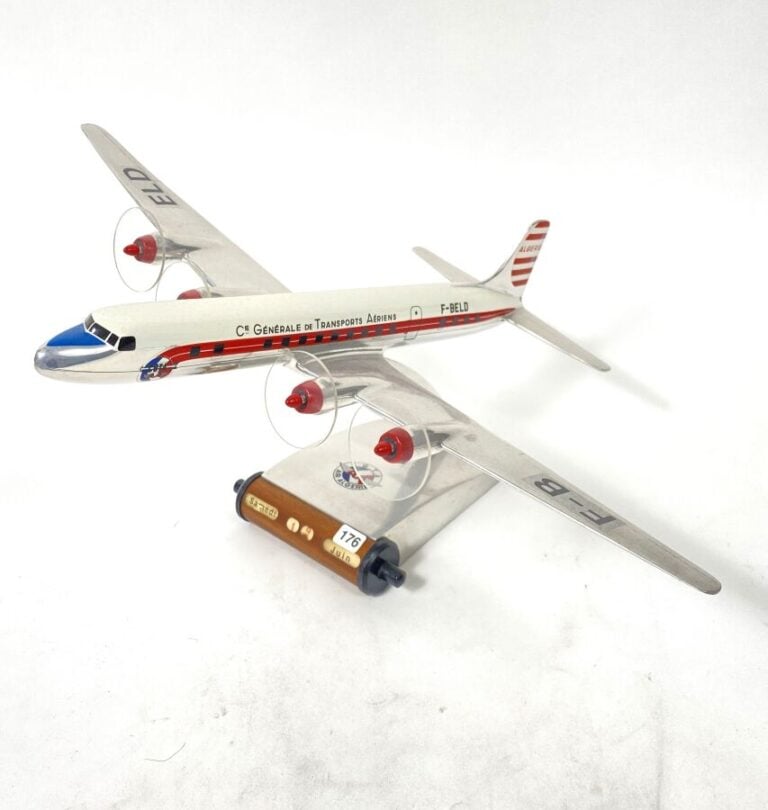 Douglas DC6 CGTA Air Algérie F-BELD au 1/84ème en aluminium peint présenté sur…