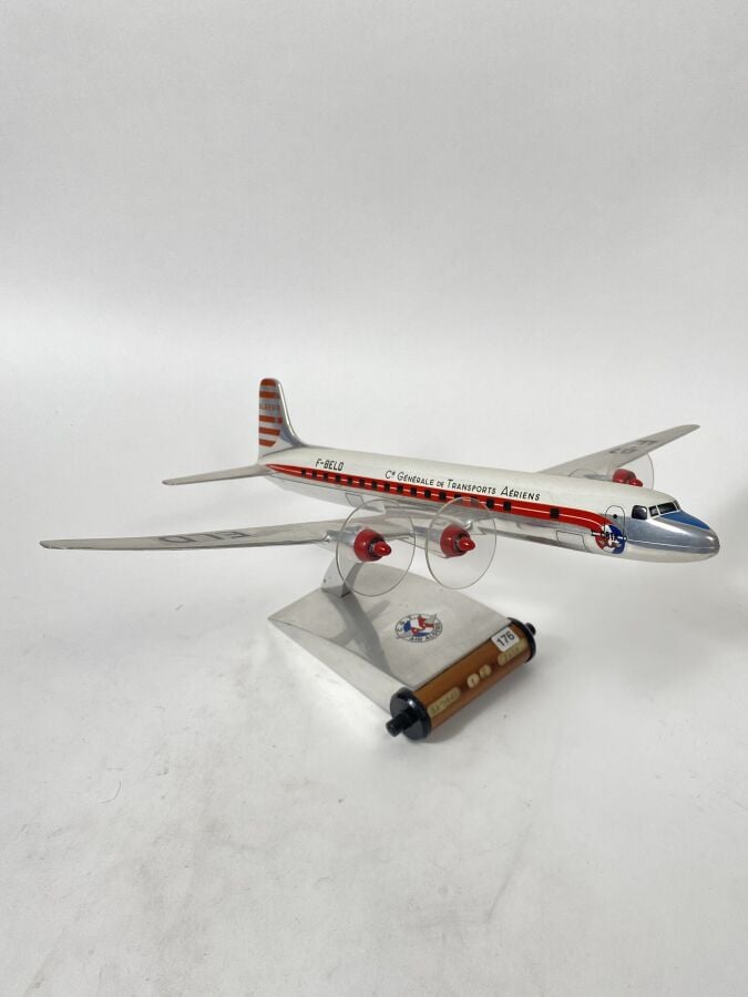 Douglas DC6 CGTA Air Algérie F-BELD au 1/84ème en aluminium peint présenté sur…