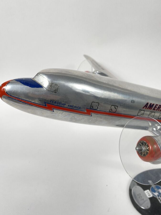 Douglas DC7 American Air Line N301AA au 1/50ème en aluminium monté sur pied Dou…
