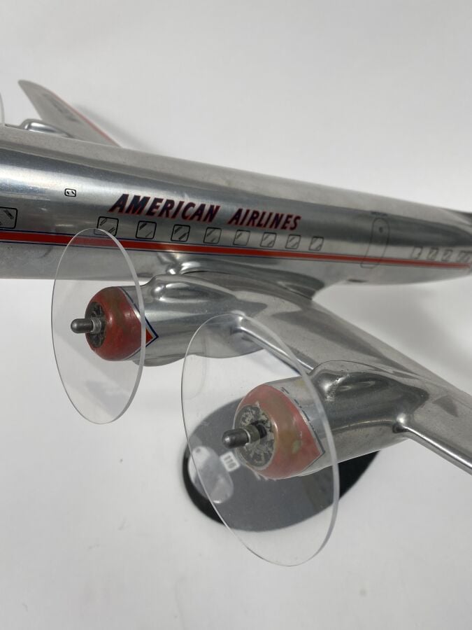 Douglas DC7 American Air Line N301AA au 1/50ème en aluminium monté sur pied Dou…
