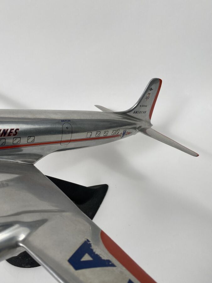 Douglas DC7 American Air Line N301AA au 1/50ème en aluminium monté sur pied Dou…