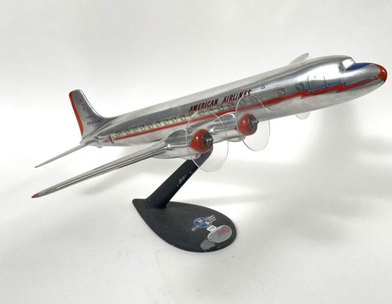 Douglas DC7 American Air Line N301AA au 1/50ème en aluminium monté sur pied Dou…