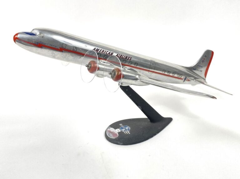 Douglas DC7 American Air Line N301AA au 1/50ème en aluminium monté sur pied Dou…