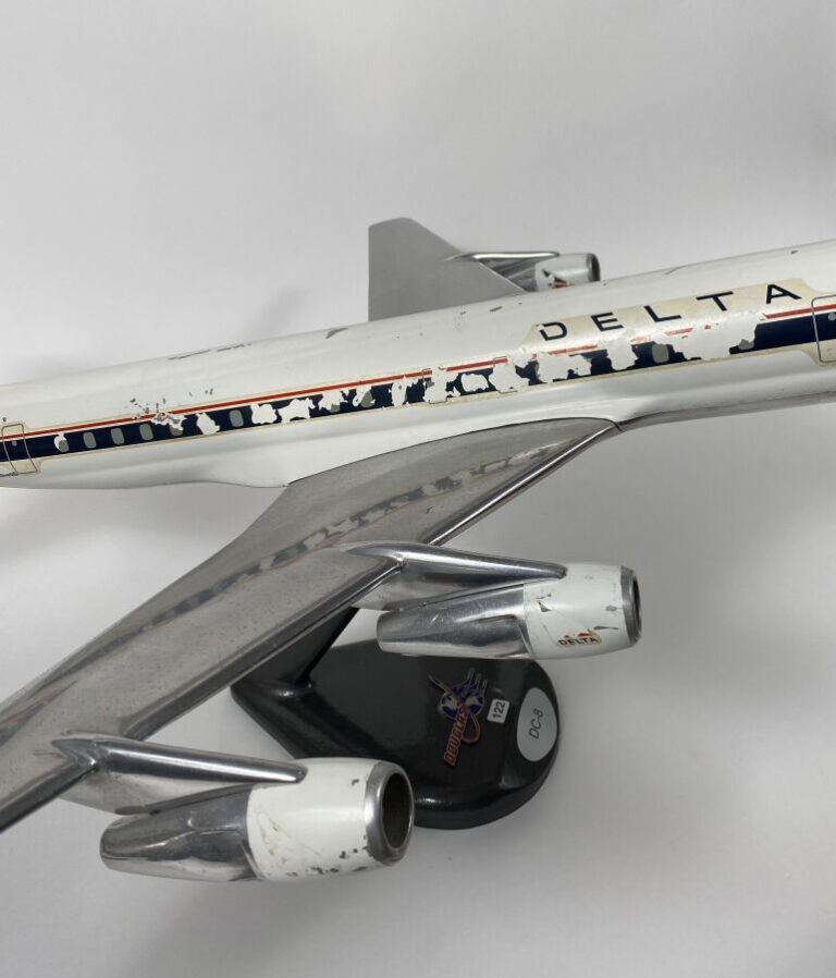 Douglas DC8-50 Delta Air Lines en aluminium, 1/50ème, réalisé par Douglas facto…