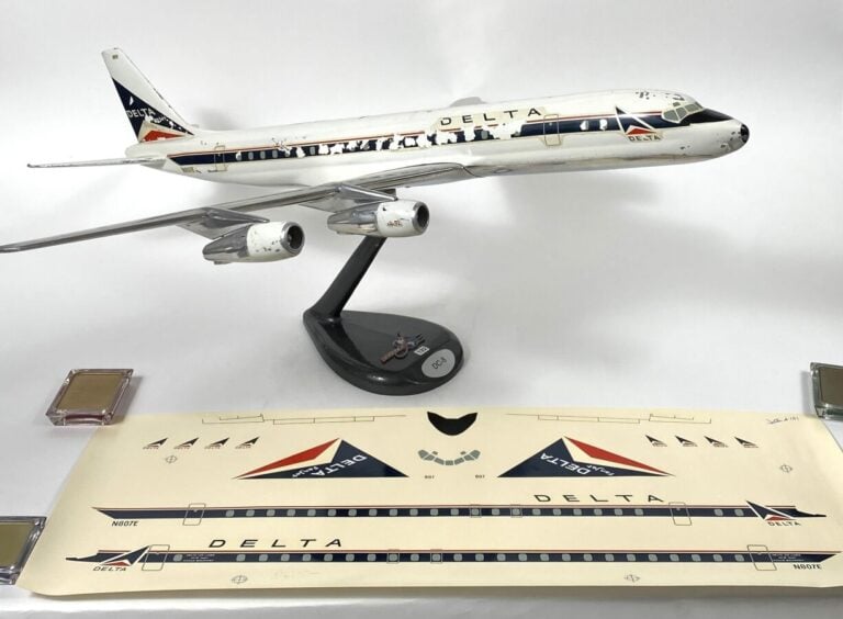 Douglas DC8-50 Delta Air Lines en aluminium, 1/50ème, réalisé par Douglas facto…