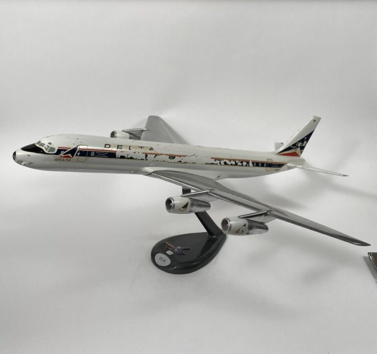Douglas DC8-50 Delta Air Lines en aluminium, 1/50ème, réalisé par Douglas facto…