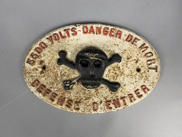 Enseigne de forme ovale en fonte " 5500 volts danger de mort défense d'entrée "…