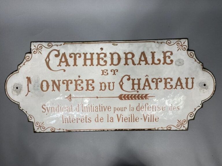Enseigne en fonte peinte "Cathédrale et Montée du château - Syndicat d'Initativ…