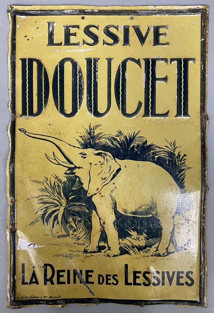 Ensemble d'enseignes publicitaires sur cartons, impression, et divers comprenan…
