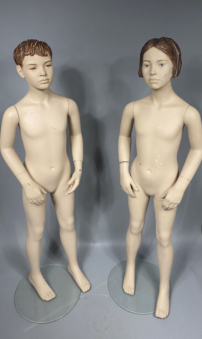 Ensemble de deux mannequins représentant un jeune garçon et une jeune fille - M…