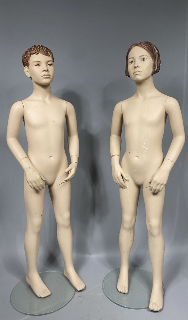 Ensemble de deux mannequins représentant un jeune garçon et une jeune fille - M…