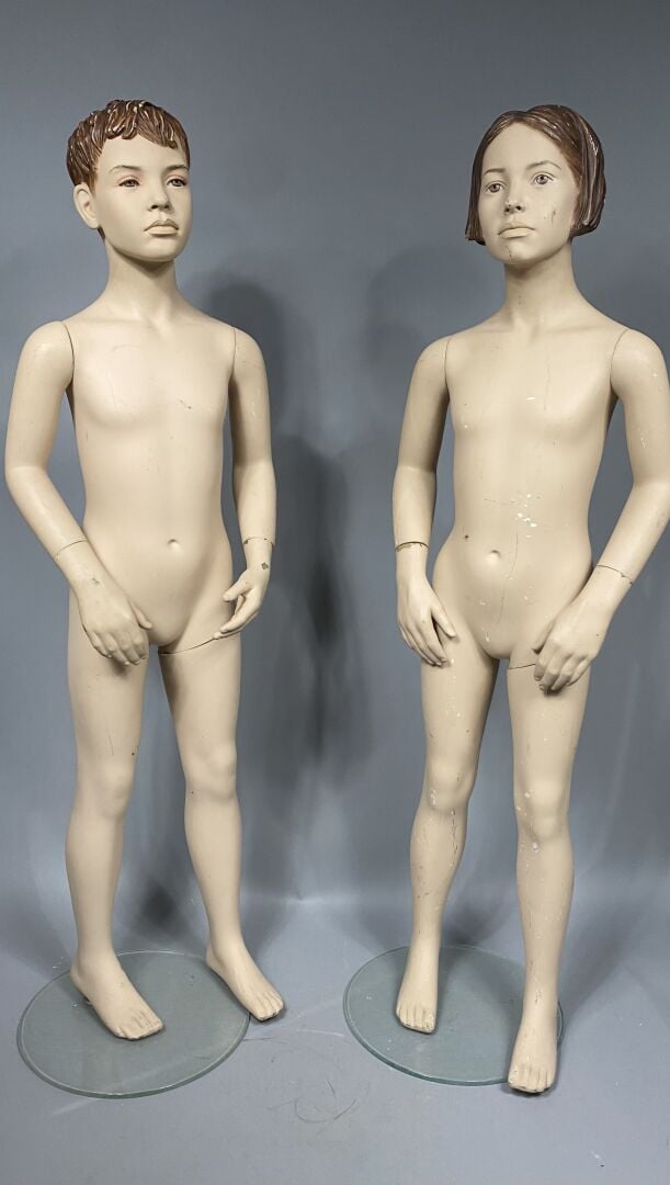 Ensemble de deux mannequins représentant un jeune garçon et une jeune fille - M…
