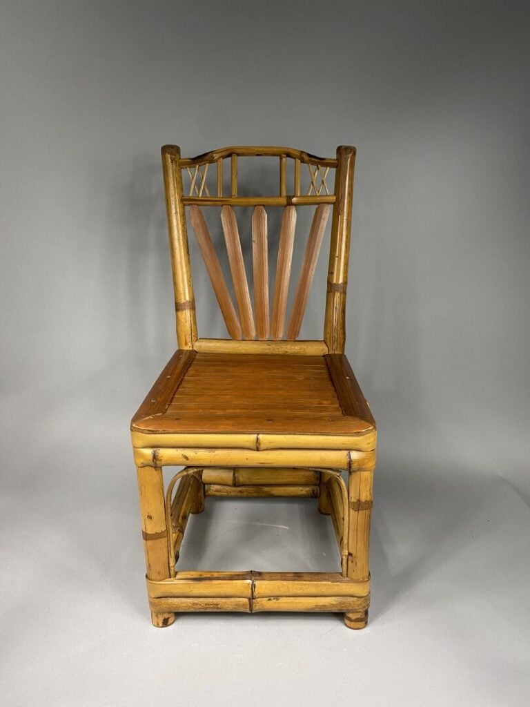 Ensemble de mobilier en rotin comprenant une chaise à assise cannée et dossier…