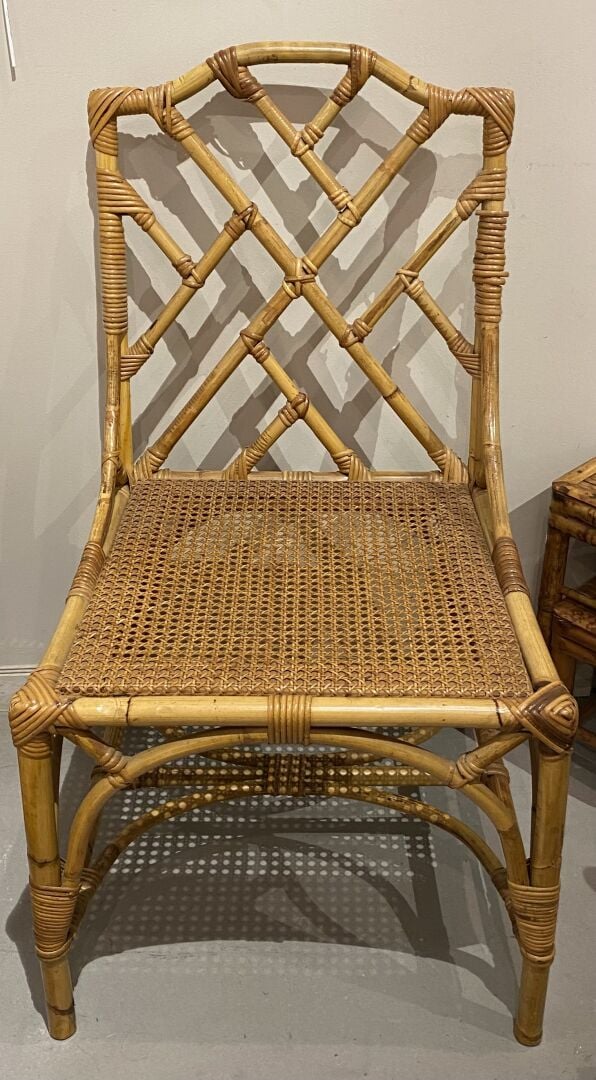 Ensemble de mobilier en rotin comprenant une chaise à assise cannée et dossier…