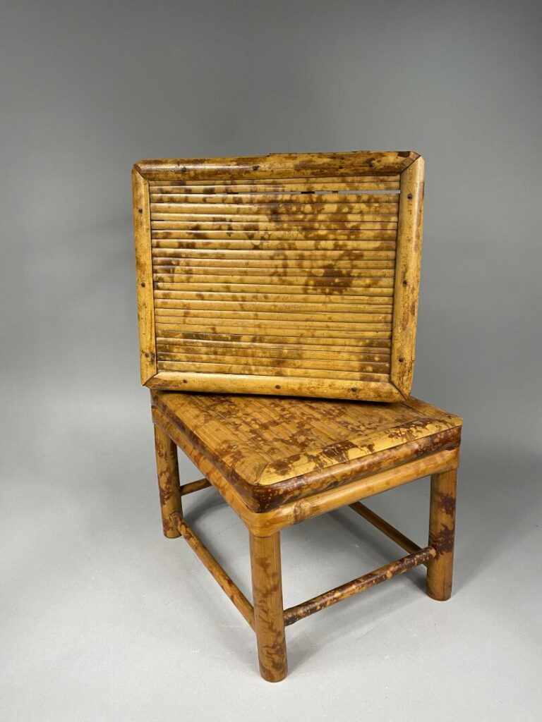 Ensemble de mobilier en rotin comprenant une chaise à assise cannée et dossier…