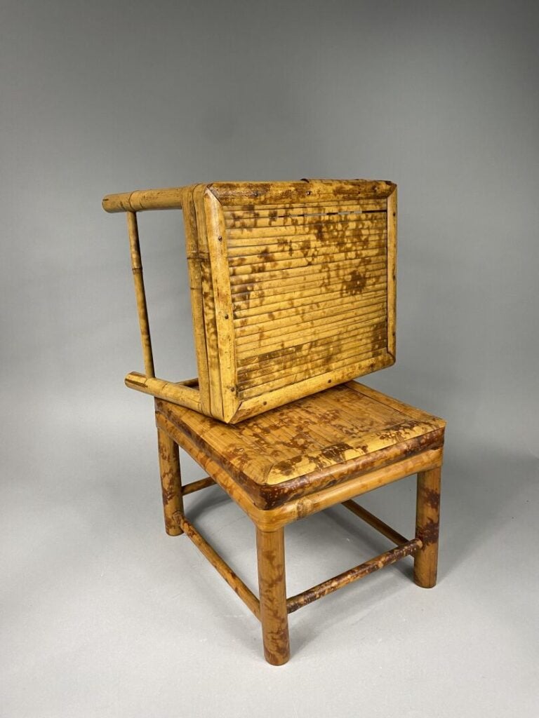 Ensemble de mobilier en rotin comprenant une chaise à assise cannée et dossier…