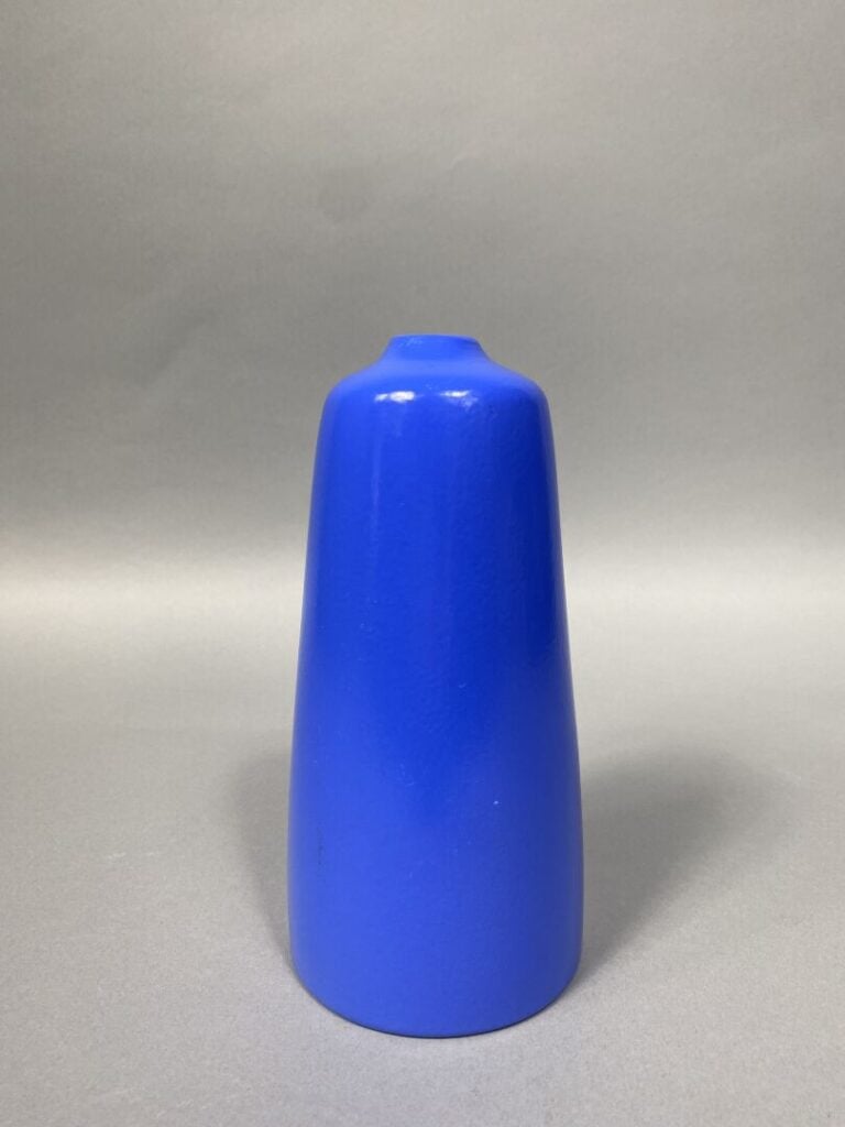Ensemble de poteries comprenant : - - ODYV, vase ovoïde en céramique à décor en…