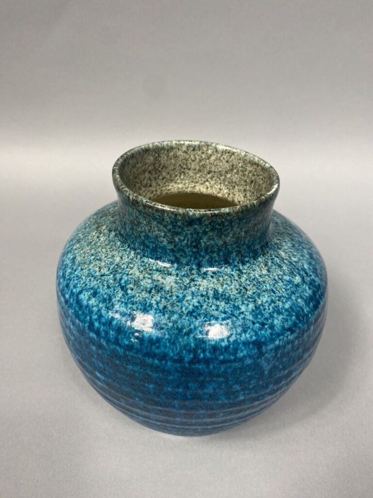 Ensemble de poteries comprenant : - - ODYV, vase ovoïde en céramique à décor en…
