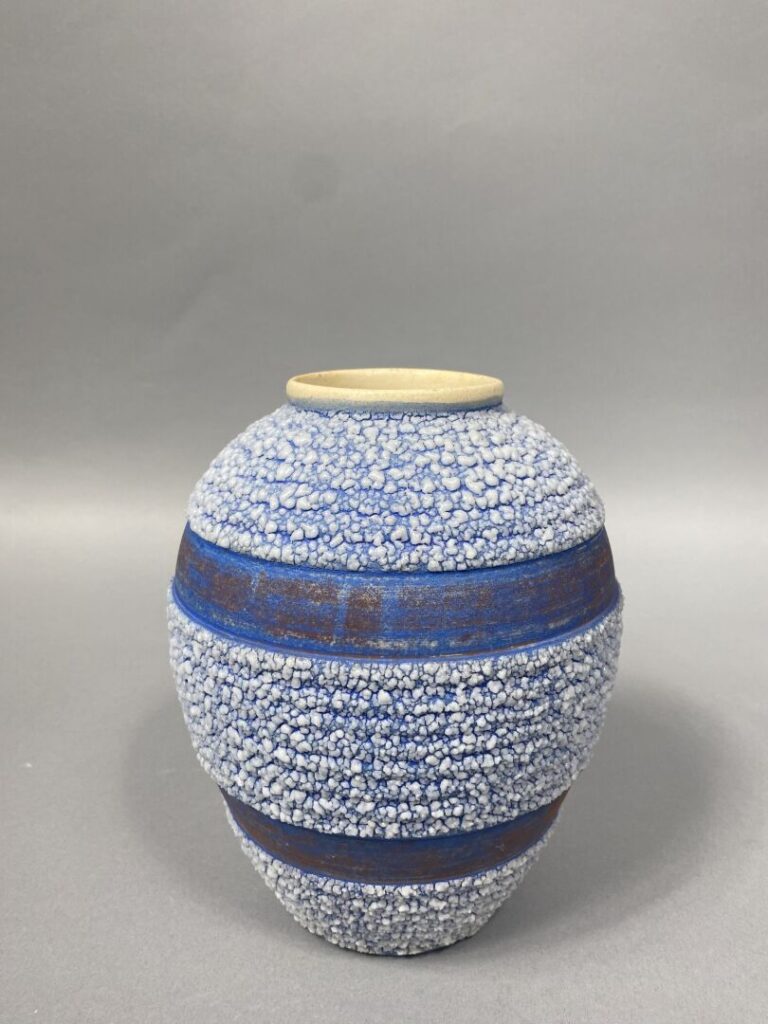 Ensemble de poteries comprenant : - - ODYV, vase ovoïde en céramique à décor en…