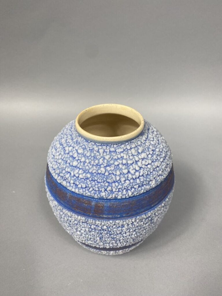Ensemble de poteries comprenant : - - ODYV, vase ovoïde en céramique à décor en…