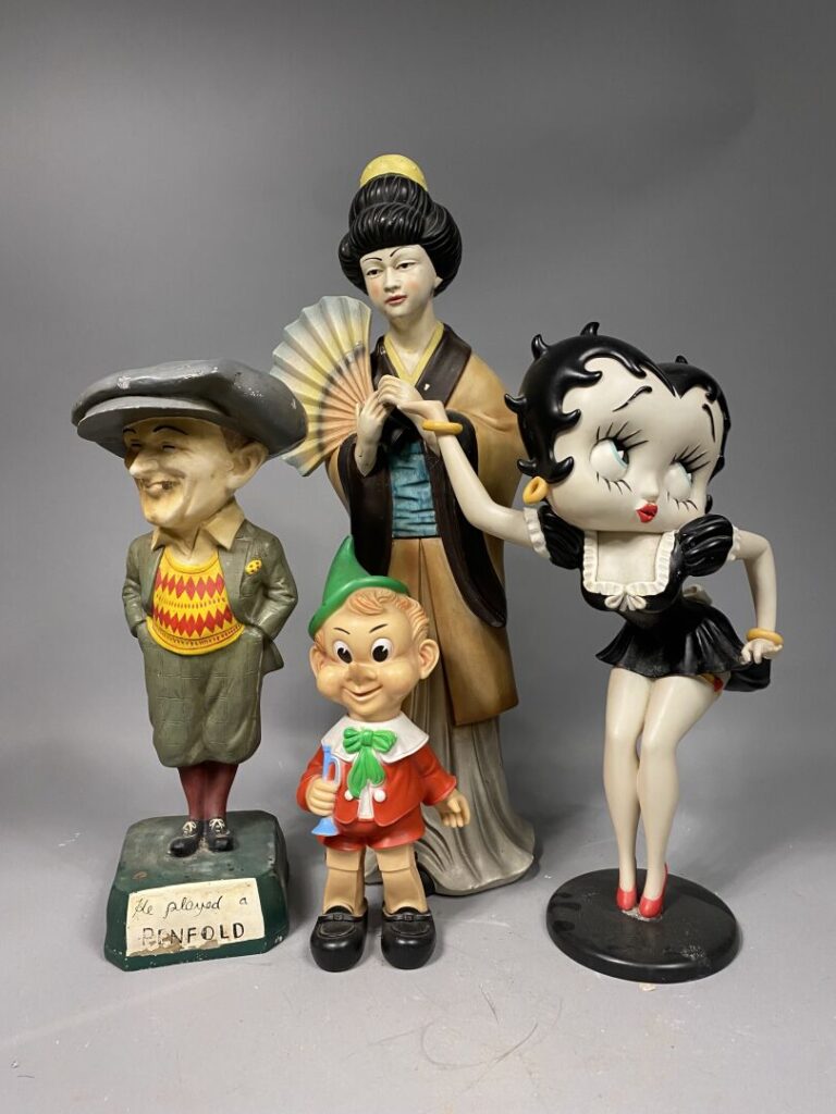 Ensemble de quatre sujets dont un Pinocchio en plastique, un vieillard, Betty B…