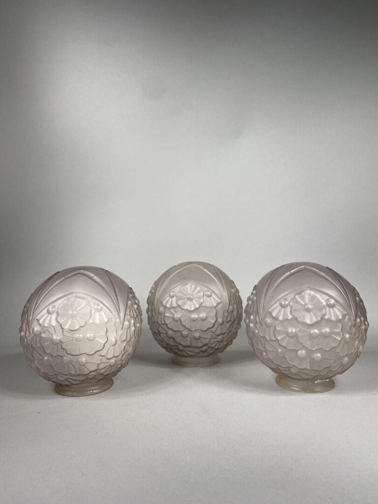 Ensemble de trois abat-jours en verre moulé à décor en relief de marguerites st…