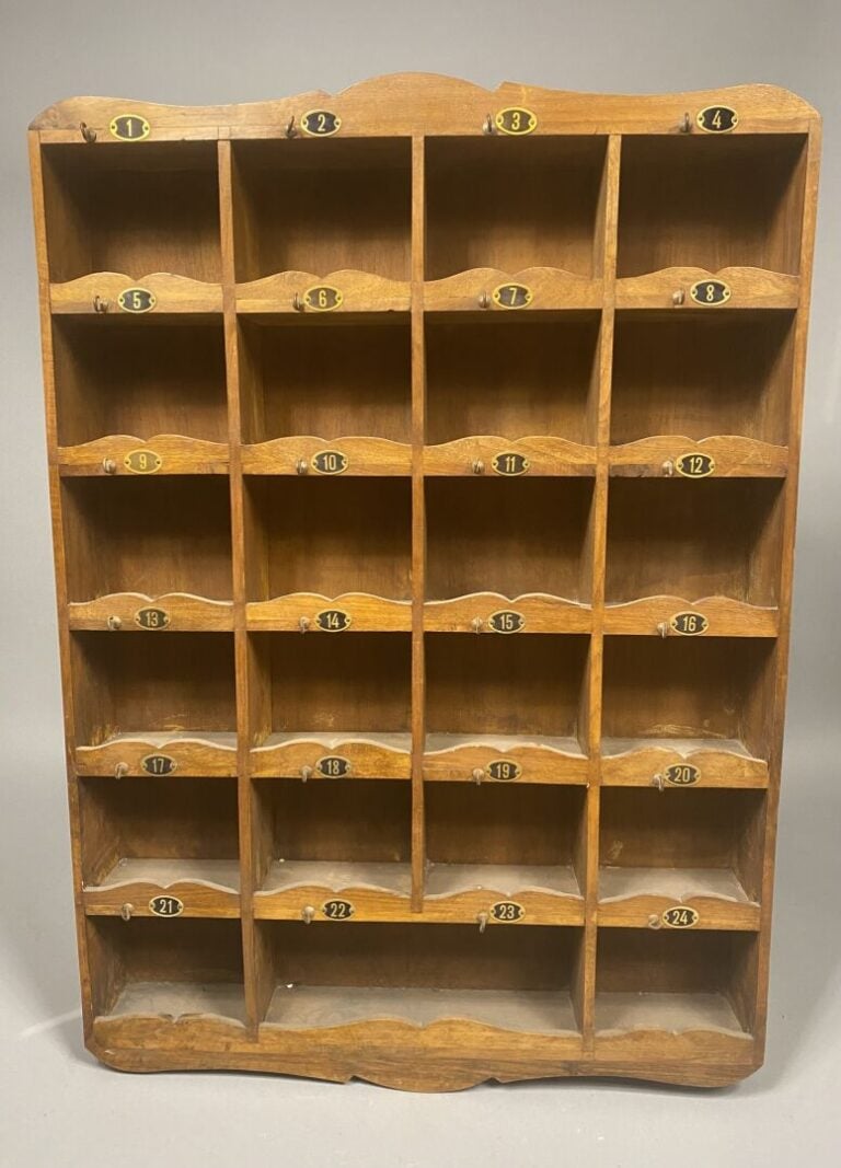 Etagère en bois pour le tri postal, chaque casier est numéroté de 1 à 24 - 87 x…