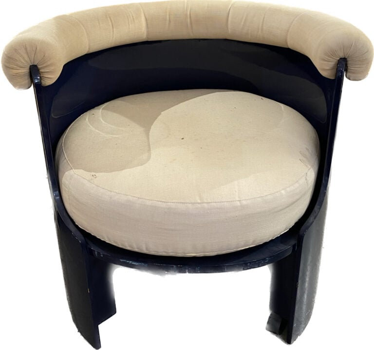 Fauteuil rond à dossier enveloppant en résine bleue nuit et tissu crème, pose s…