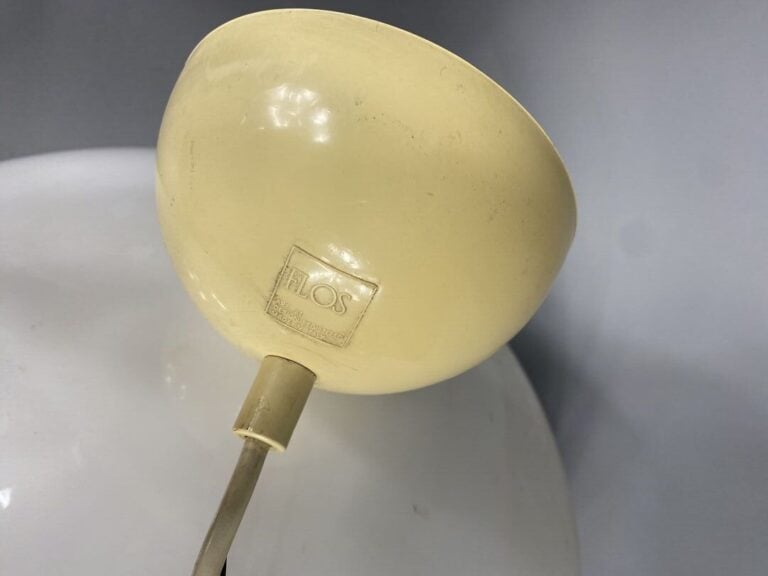 FLOS - Suspension en verre opalin blanc et métal chromé formant une bulle - Eti…