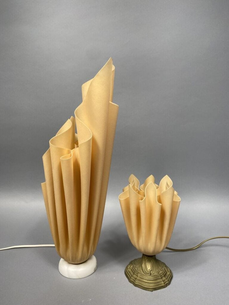 Georgia JACOB (XXe) - Lot de deux lampes « drapé » dans les tons orangés, modèl…