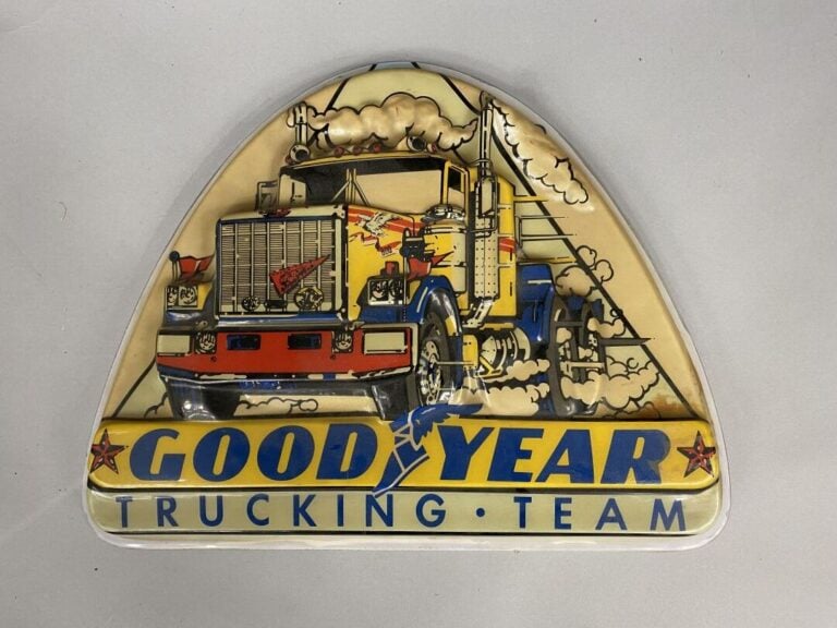 GOOD YEAR - Enseigne triangulaire en plastique représentant un camion - 39 x 50…