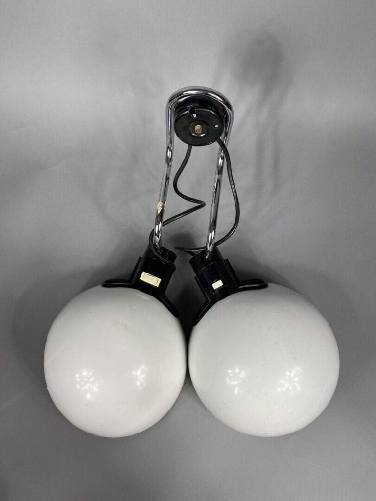 Harvey GUZZINI (XXe-XXIe), dans le goût - Double applique en plastique blanc et…
