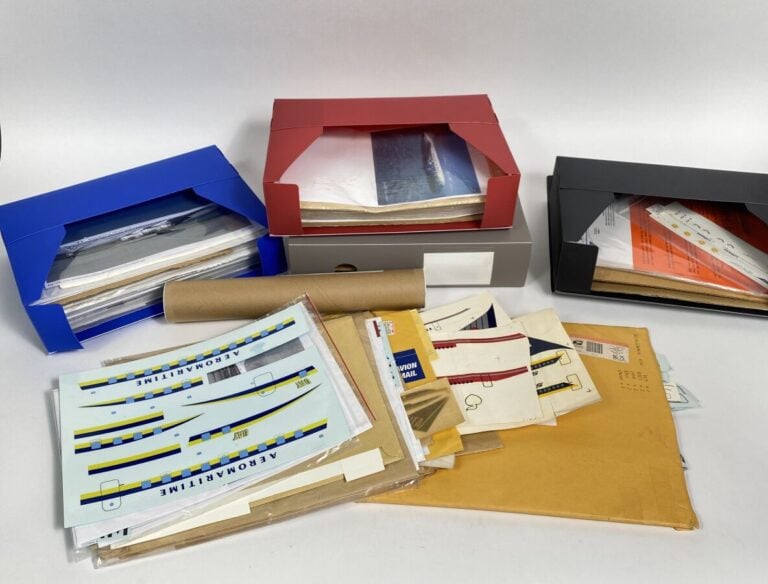 Important lot de décalcomanies pour maquettes d'avions et divers c° en pochette…