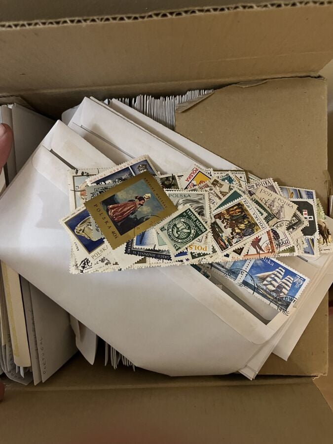 Important lot de vrac dont matériels, timbres à décoller, notices philatélique…