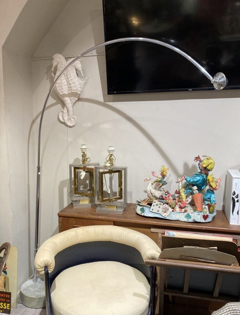 Importante lampe dans le style ARCO formée d'un bras arqué télescopique en méta…
