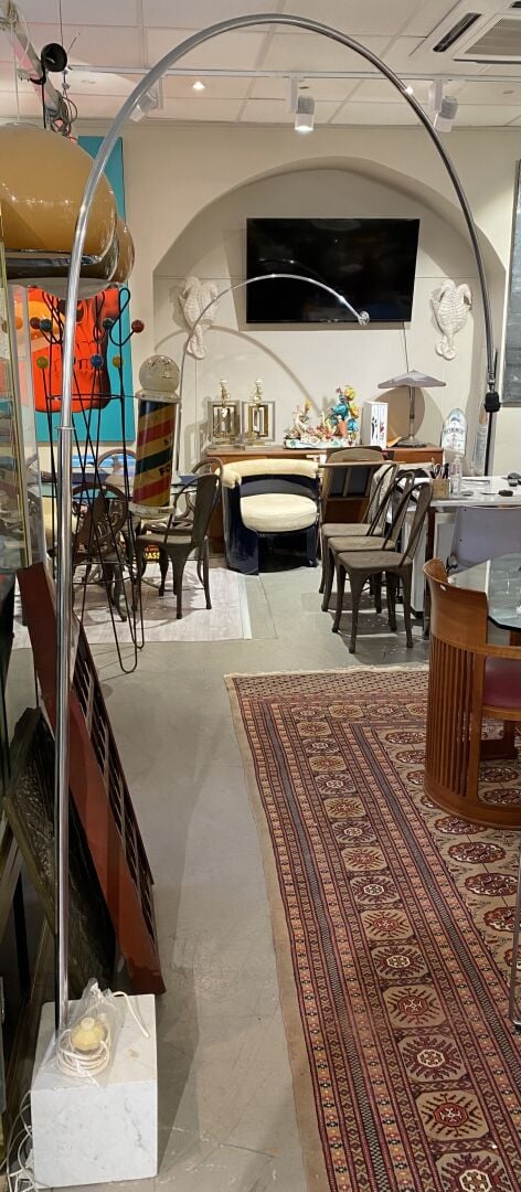 Importante lampe dans le style ARCO formée d'un bras arqué télescopique en méta…