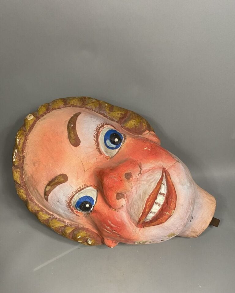 Importante tête de Carnaval en papier mâché polychrome - H : 93 cm - (manques,…