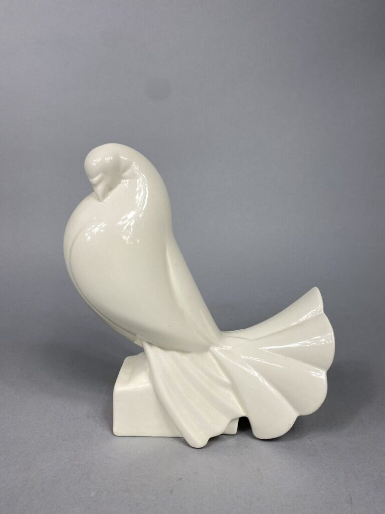 Jacques ADNET (1900-1984) - Colombe en céramique blanche représentée endormie -…