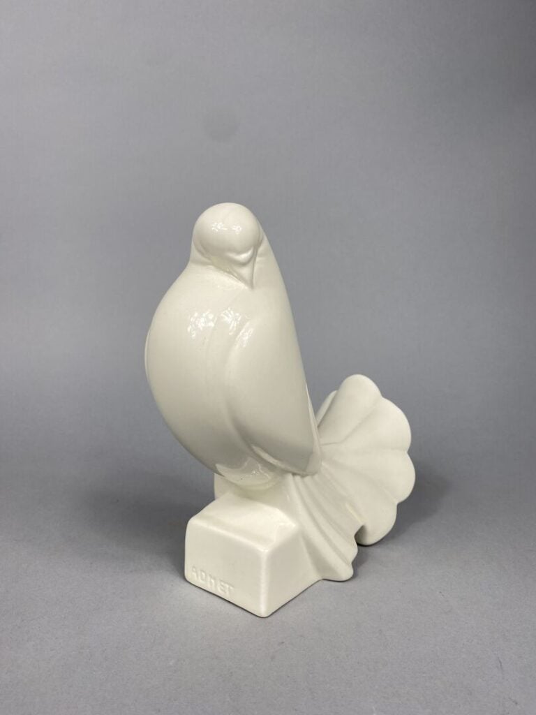 Jacques ADNET (1900-1984) - Colombe en céramique blanche représentée endormie -…
