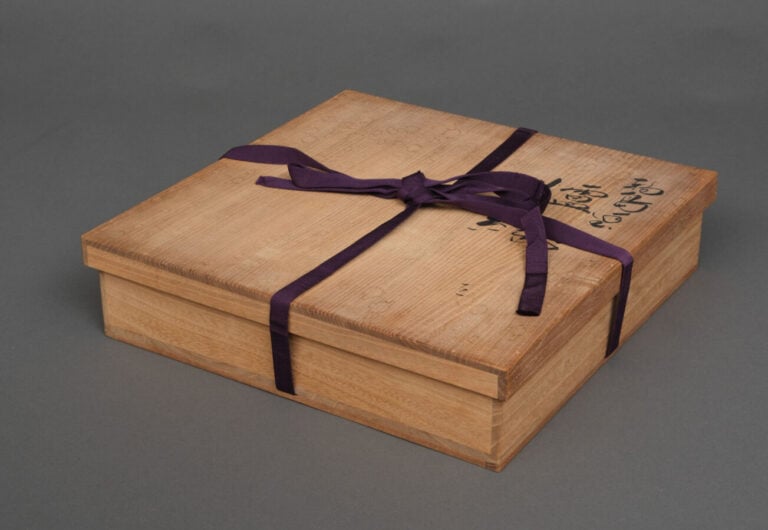 JAPON - Cadre noir (robuchi) en bois laqué noir, utilisé lors de la cérémonie d…