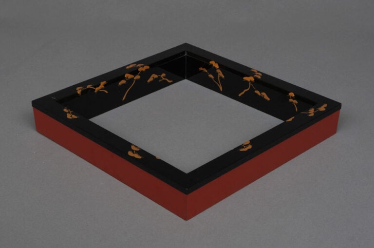JAPON - Cadre noir (robuchi) en bois laqué noir, utilisé lors de la cérémonie d…
