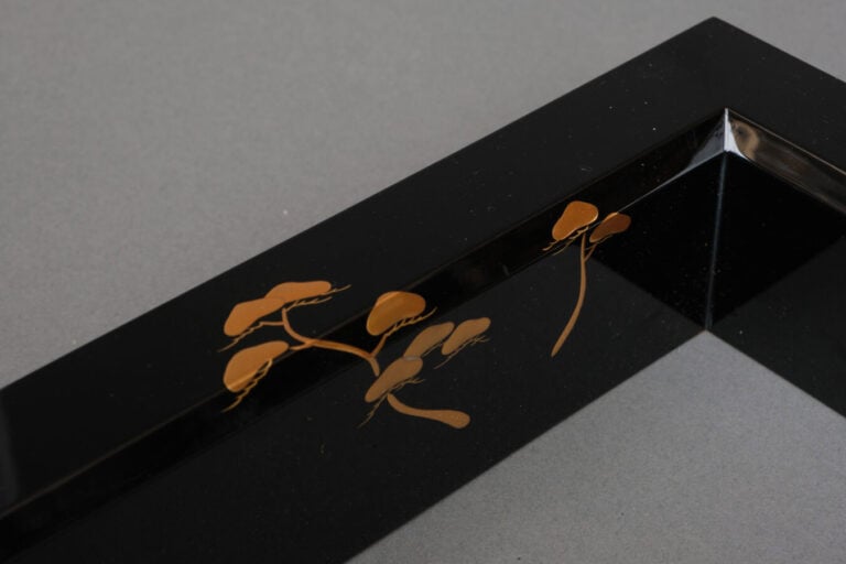 JAPON - Cadre noir (robuchi) en bois laqué noir, utilisé lors de la cérémonie d…