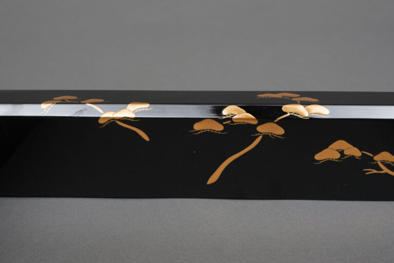 JAPON - Cadre noir (robuchi) en bois laqué noir, utilisé lors de la cérémonie d…