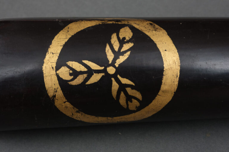 JAPON - Fin XIXème, début XXème - Carquois laqué noir avec couvercle, et lanièr…