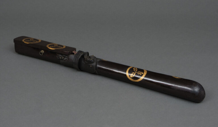 JAPON - Fin XIXème, début XXème - Carquois laqué noir avec couvercle, et lanièr…