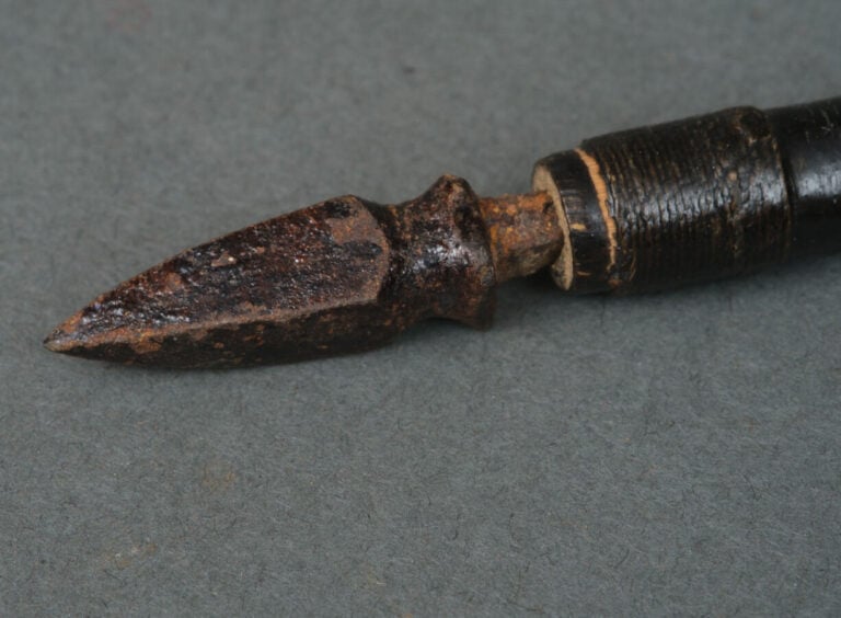 JAPON - Fin XIXème, début XXème - Carquois laqué noir avec couvercle, et lanièr…