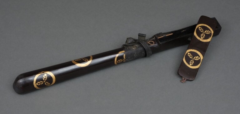 JAPON - Fin XIXème, début XXème - Carquois laqué noir avec couvercle, et lanièr…
